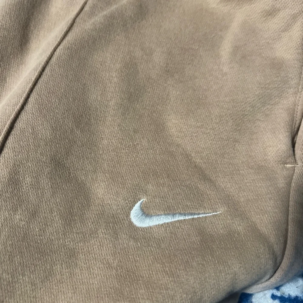 Nike Women's Tan Joggers NEW - Picture 2 of 4